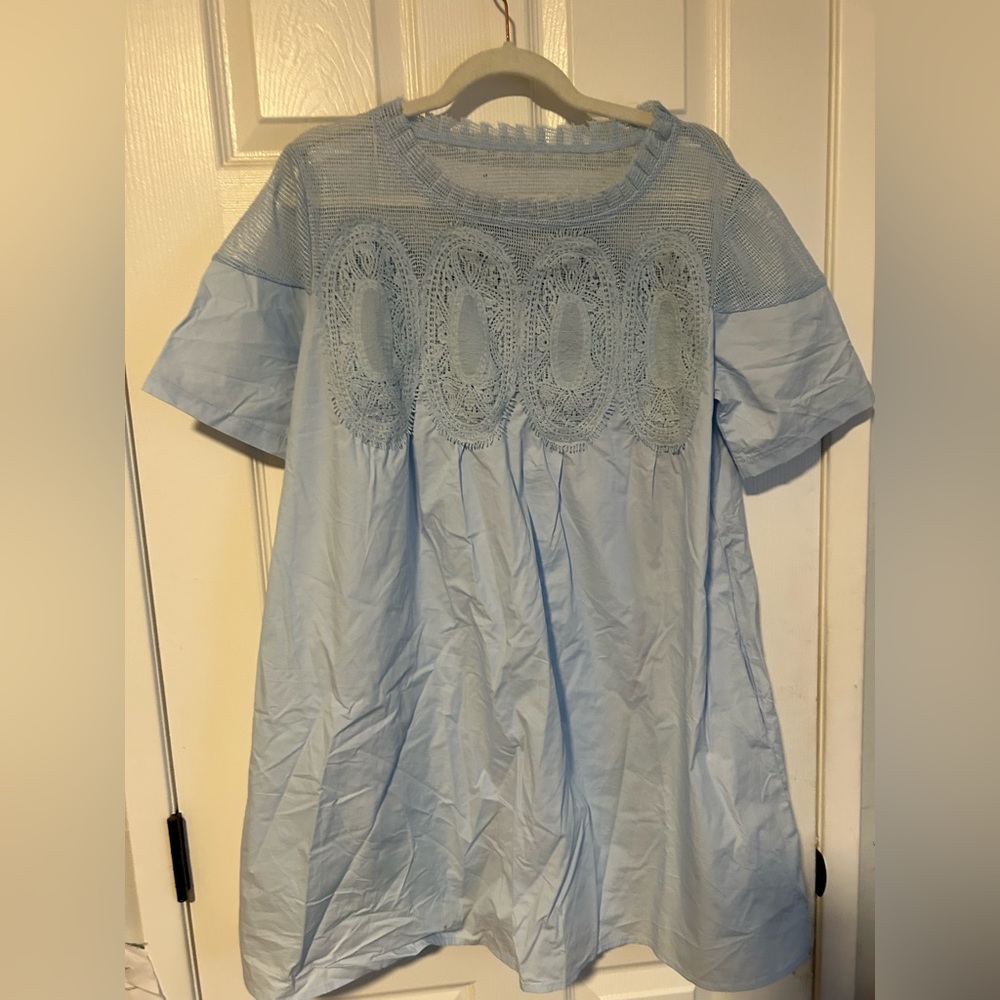 Cool dress size m with beautiful embroidered lace on top and side pockets,